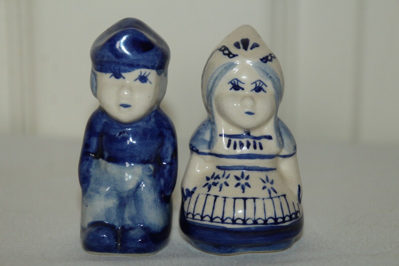 VINTAGE DUTCH BOY AND GIRL SALT AND PEPPER SHAKERS CLEAN WITH STOPPERS ON BOTTOM