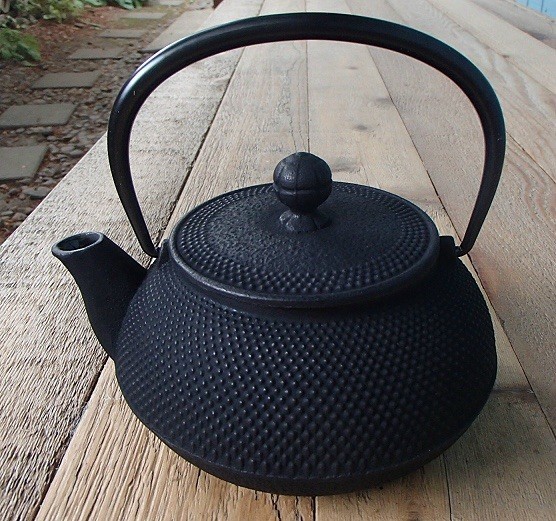 Nambu Iron Tea Kettle Arare Black 22oz/650ml Japanese Iwachu Sumi Hobnail