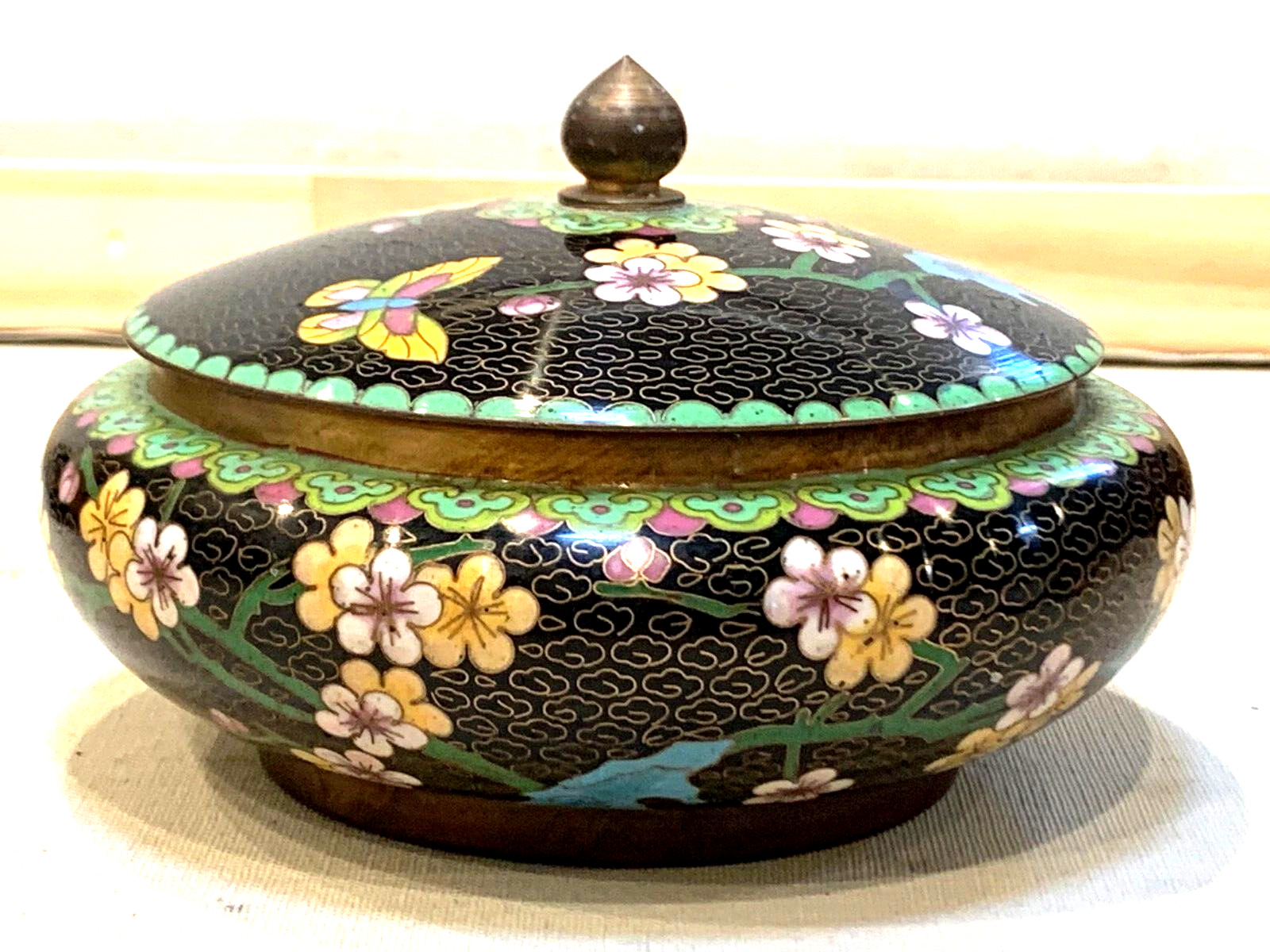 ANTIQUE CHINESE H/PAINTED ENAMEL CLOISONNE BOWL WITH COVER LED FLOWER DESIGN