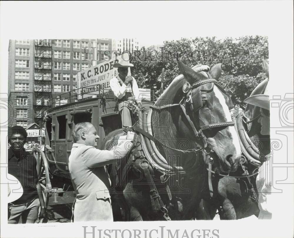 1973 Press Photo Mayor Charles B. Wheeler admiring a horse drawn carriage