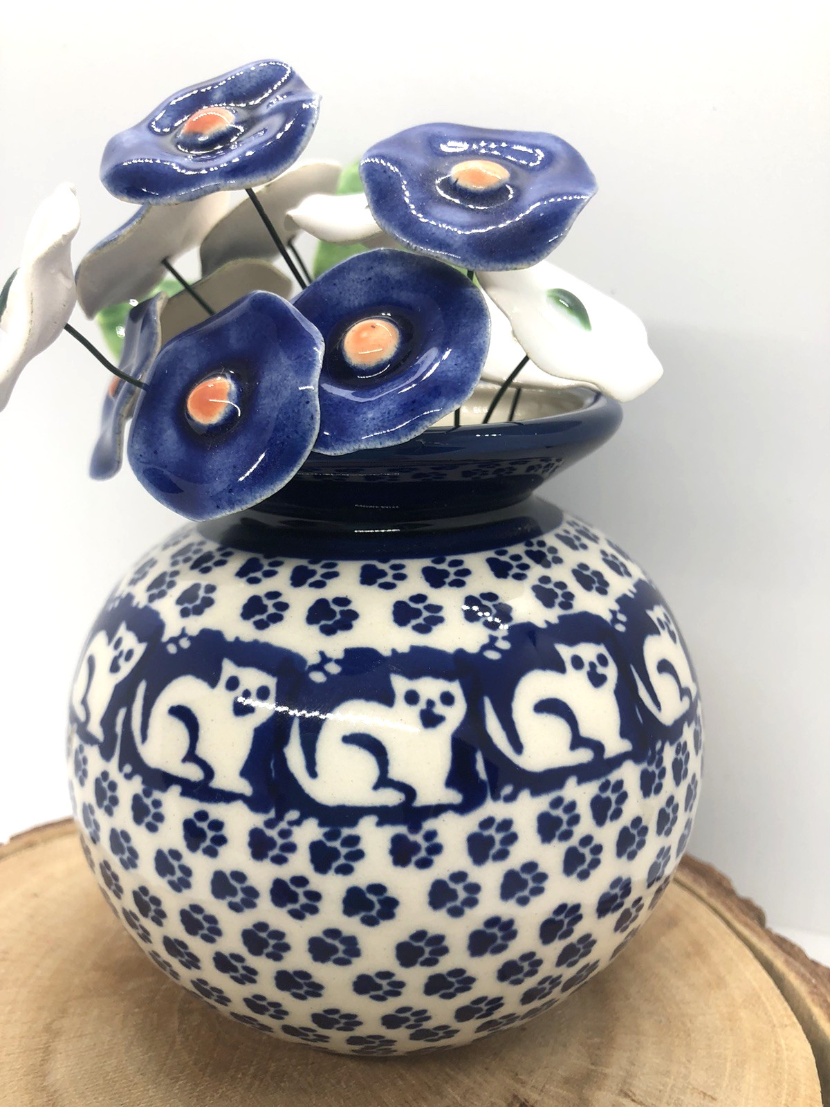 Polish Pottery Round Vase Jack\'s Cat 12 Blue White Ceramic Flowers & 2 Leaves