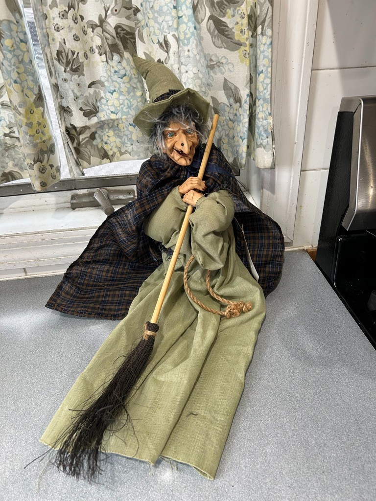 SUNSET BAY SEASONAL  KITCHEN WITCH RESIN FACE HANDS GOOD LUCK CHARM 15