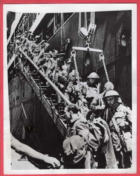 1941 British Troops Leave Troopship After Evacuation From Greece 7x9 News Photo