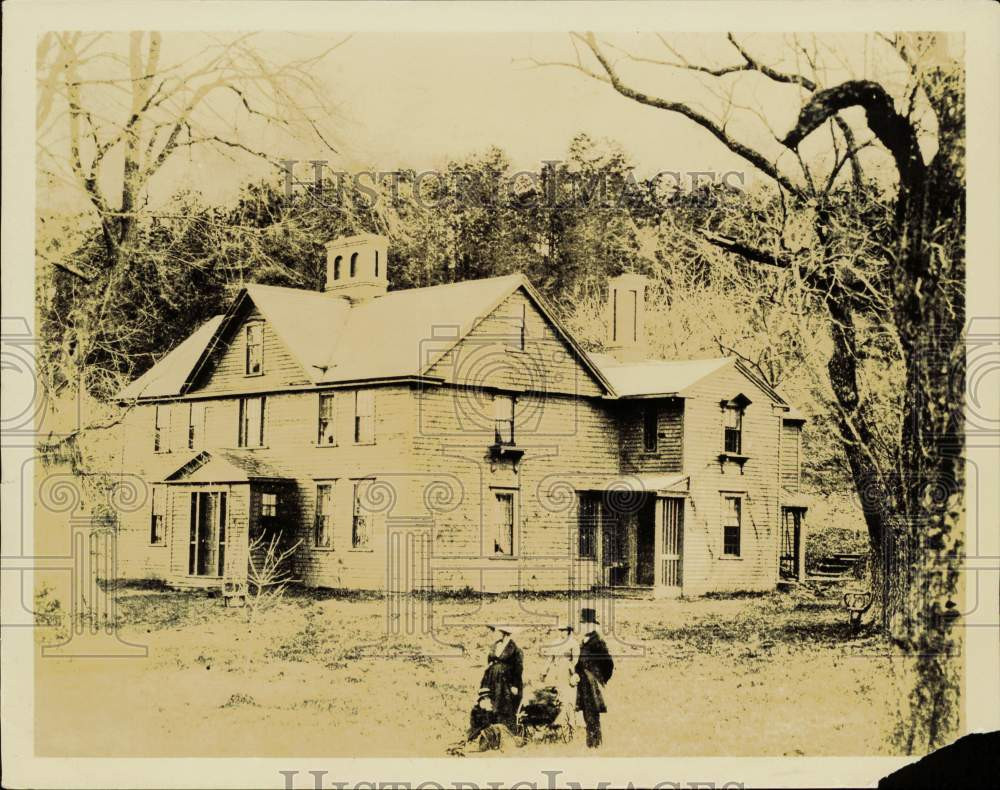 1932 Press Photo Family in front of home - nei13813