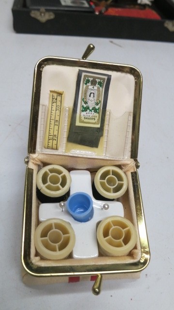 Vintage 1950\'s Mini Travel Sewing Kit