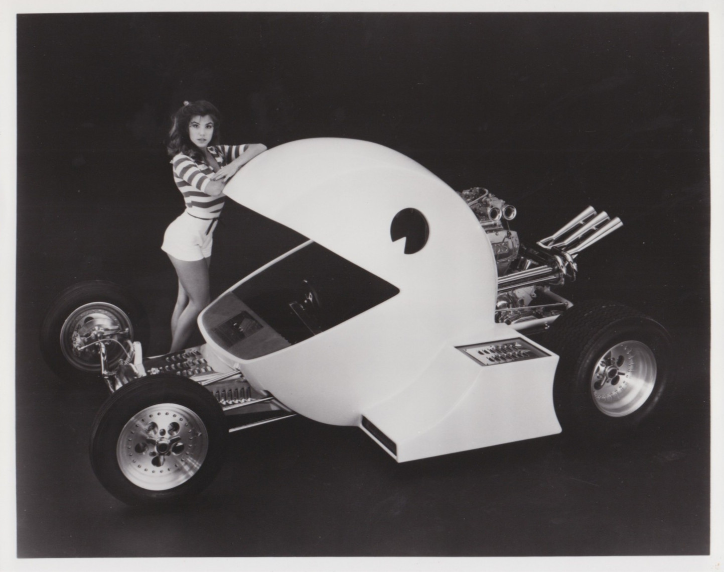 1983 Press Photo Leggy Model Poses with Pac-Man Hot Rod at Houston Autorama