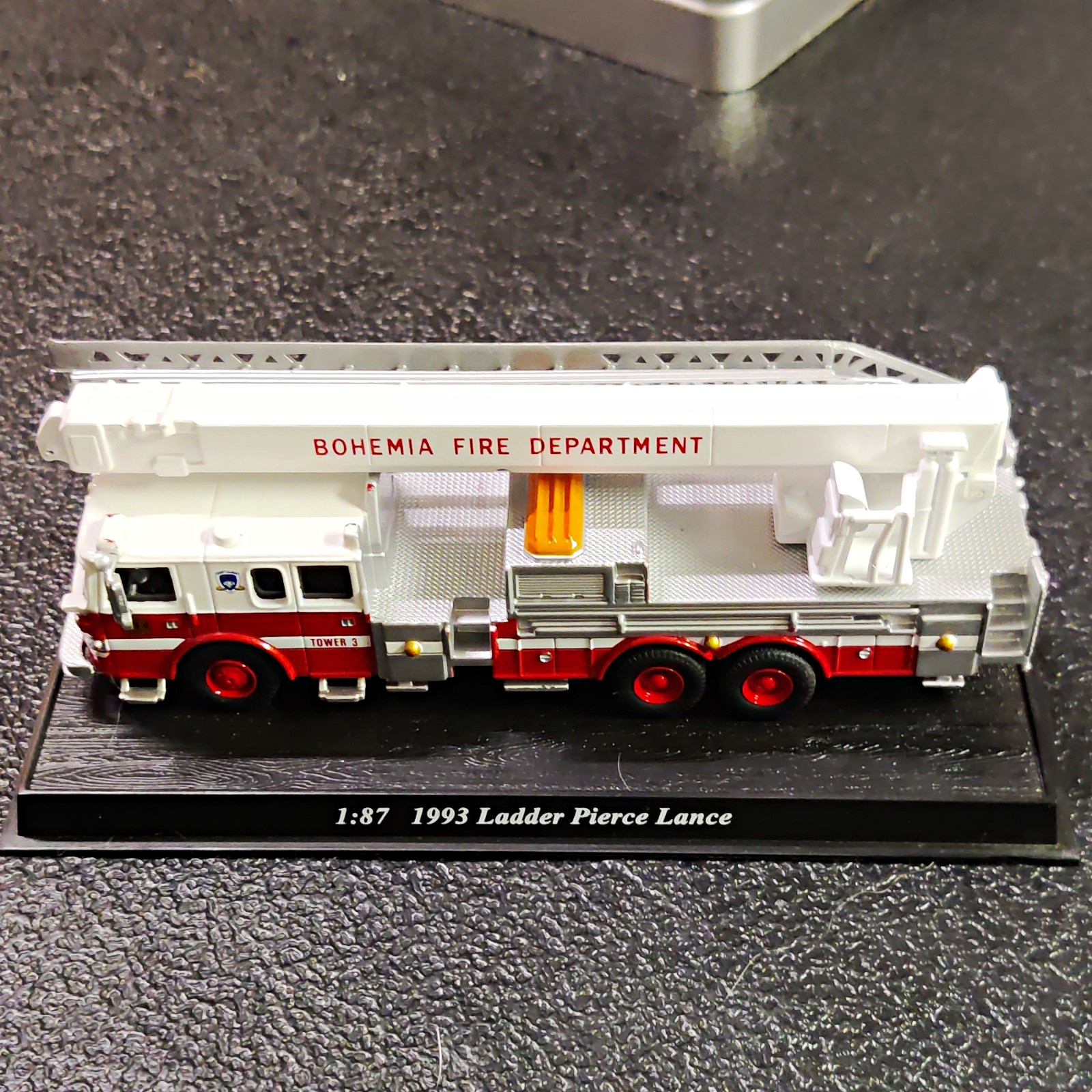 Bohemia Fire Department Pierce Lance Ladder Truck Model 1:87 1993