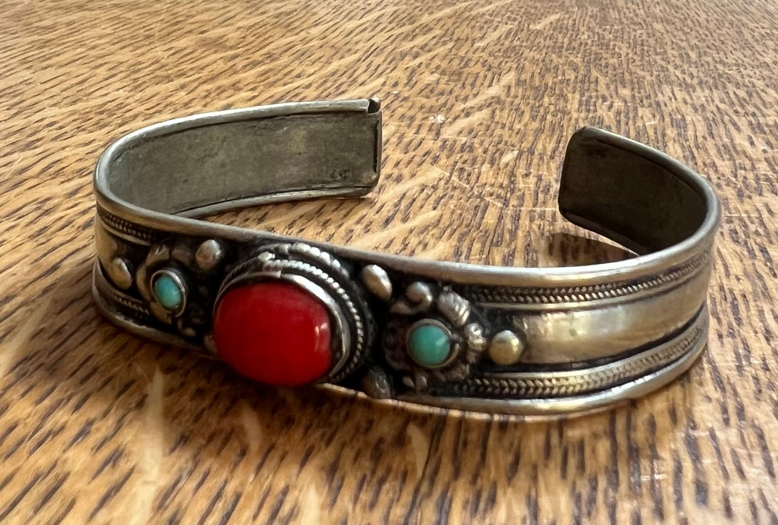 SMALL VTG NATIVE AMERICAN NAVAJO STERLING SILVER BRACELET w TURQUOISE & CORAL
