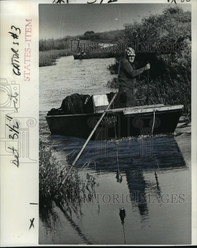 1975 Press Photo Trapping - Garland Richard During Legal Alligator Hunt in Boat