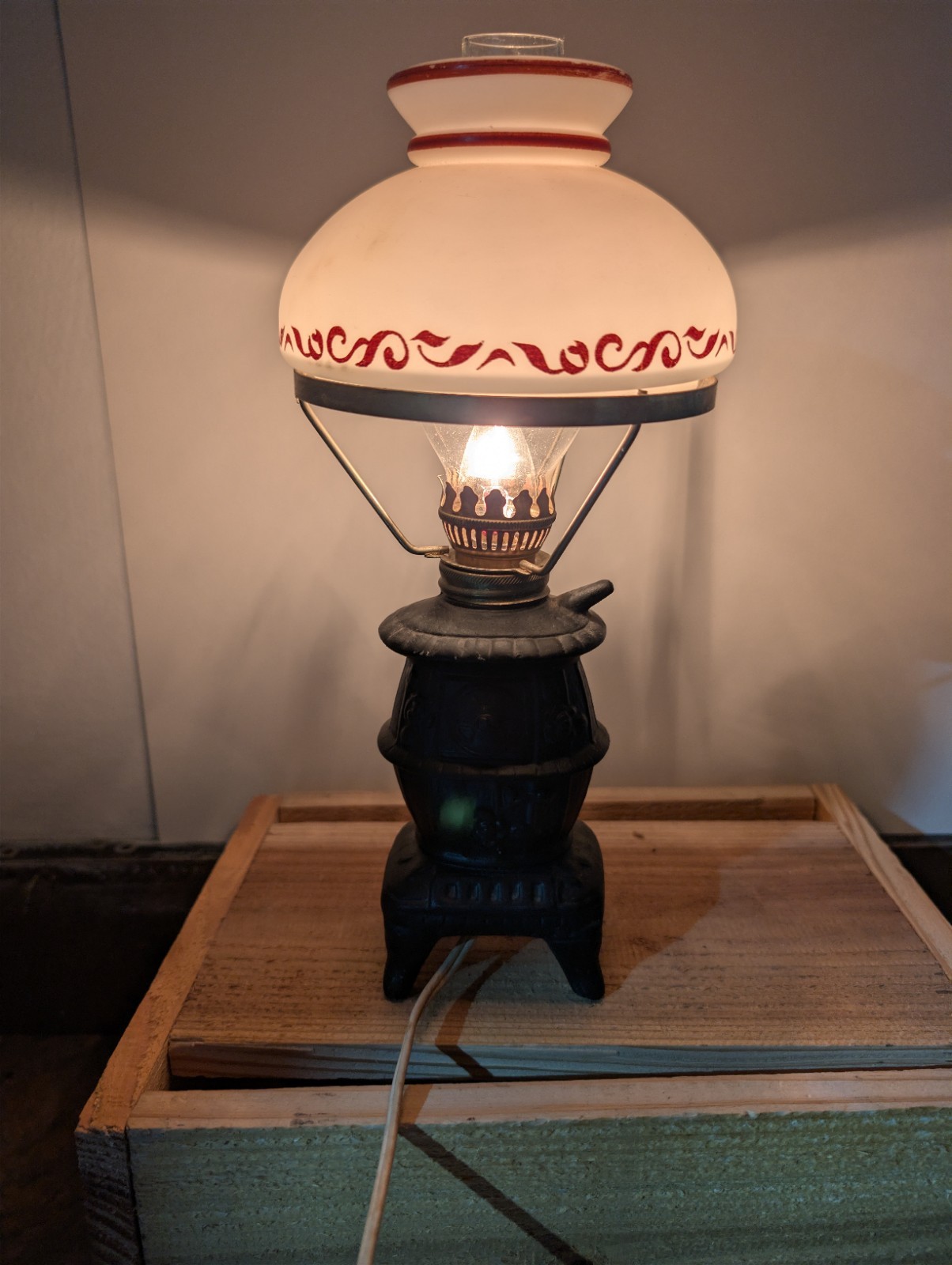 Vintage Currier and Ives Style Cast Iron Potbelly Stove Electric Lamp Ceramic