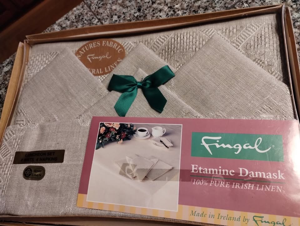 Vintage FINGAL Pure Irish Linen Damask LUNCHEON SET 4 MATS 4 NAPKINS NEW IN BOX