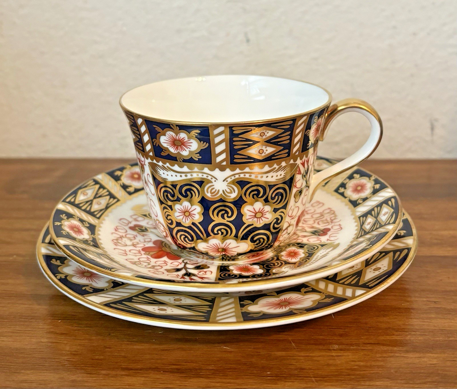 Vintage ROYAL CROWN DERBY Teacup & Saucer 3 pc Set - Traditional Imari 2451 Vintage ROYAL CROWN DERBY Teacup & Saucer 3 pc Set - Traditional Imari 2451