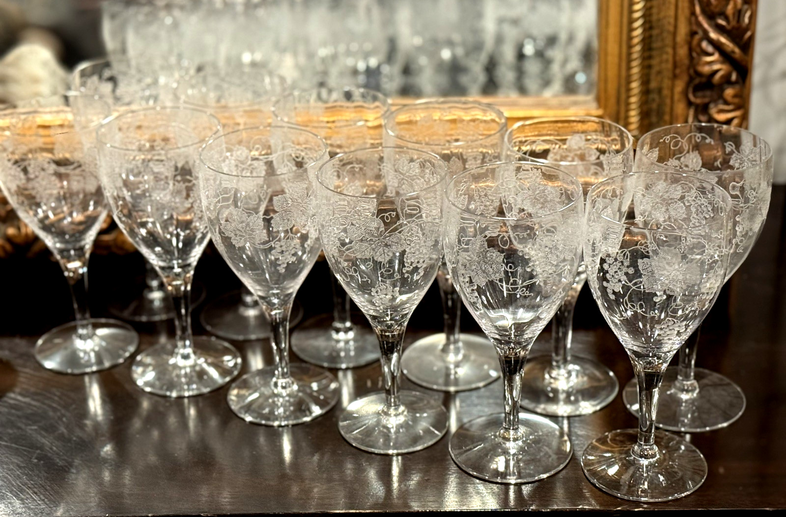 VINTAGE TIFFIN FRANCISCAN NEEDLE ETCHED GRAPE LEAF WINE GLASSES SET OF 12 (13C) VINTAGE TIFFIN FRANCISCAN NEEDLE ETCHED GRAPE LEAF WINE GLASSES SET OF 12 (13C)