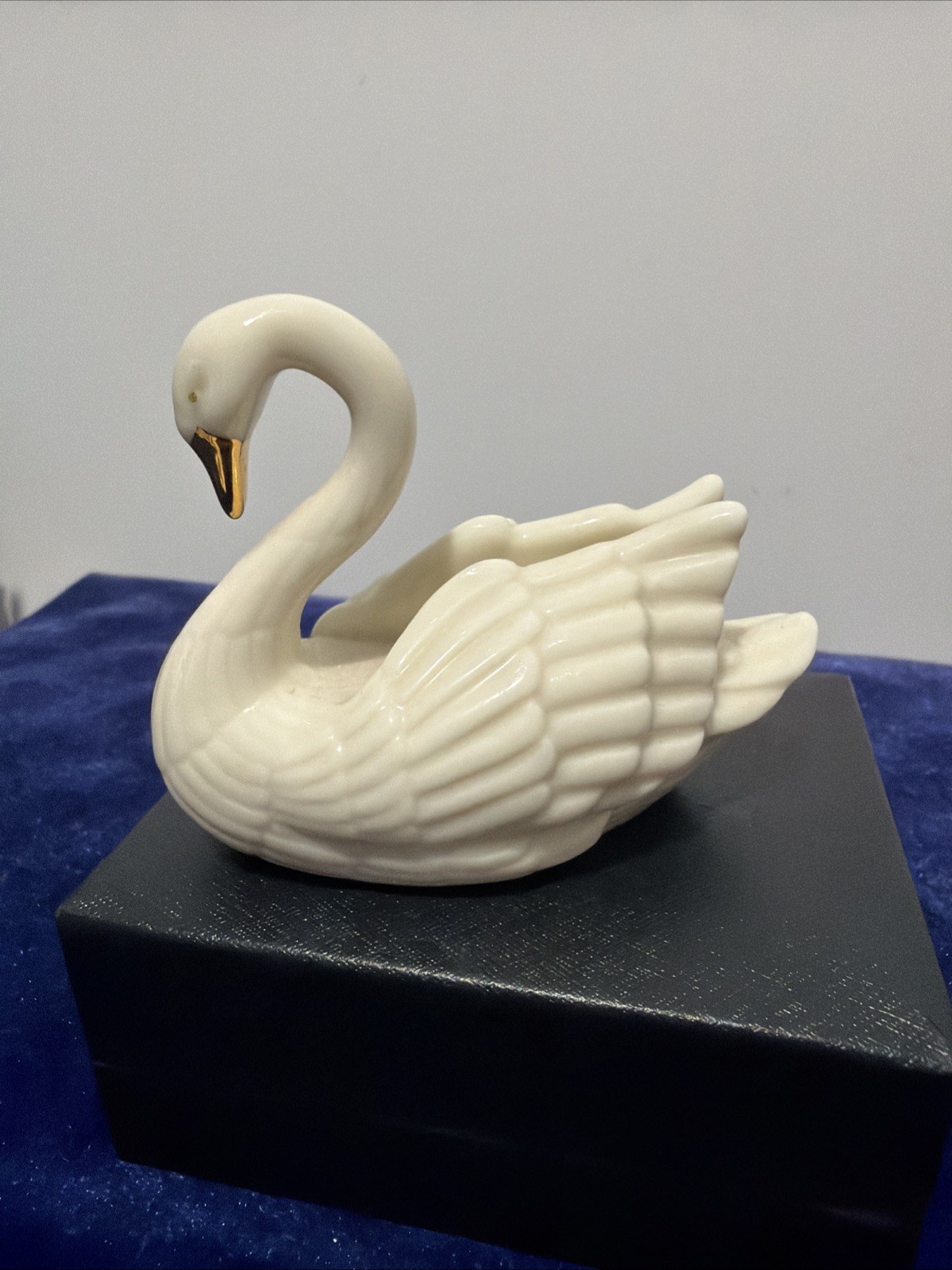 Lenox 3 Inch Swan Porcelain Ivory Place Card Holder / Cake Topper Lenox 3 Inch Swan Porcelain Ivory Place Card Holder / Cake Topper