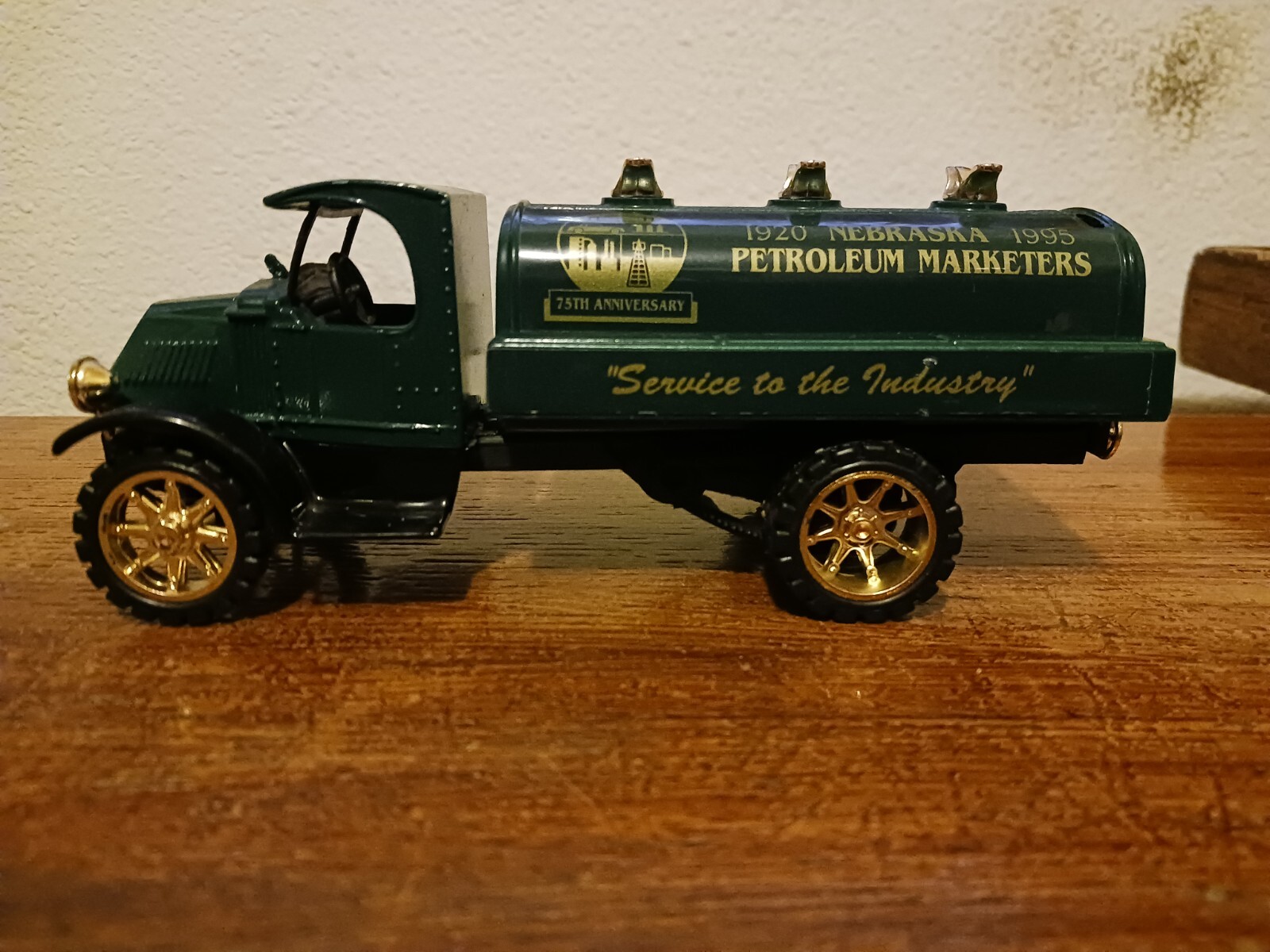 ERTL 1926 Mack Bulldog Nebraska Petroleum Marketers Commemerative Bank 1995 ERTL 1926 Mack Bulldog Nebraska Petroleum Marketers Commemerative Bank 1995