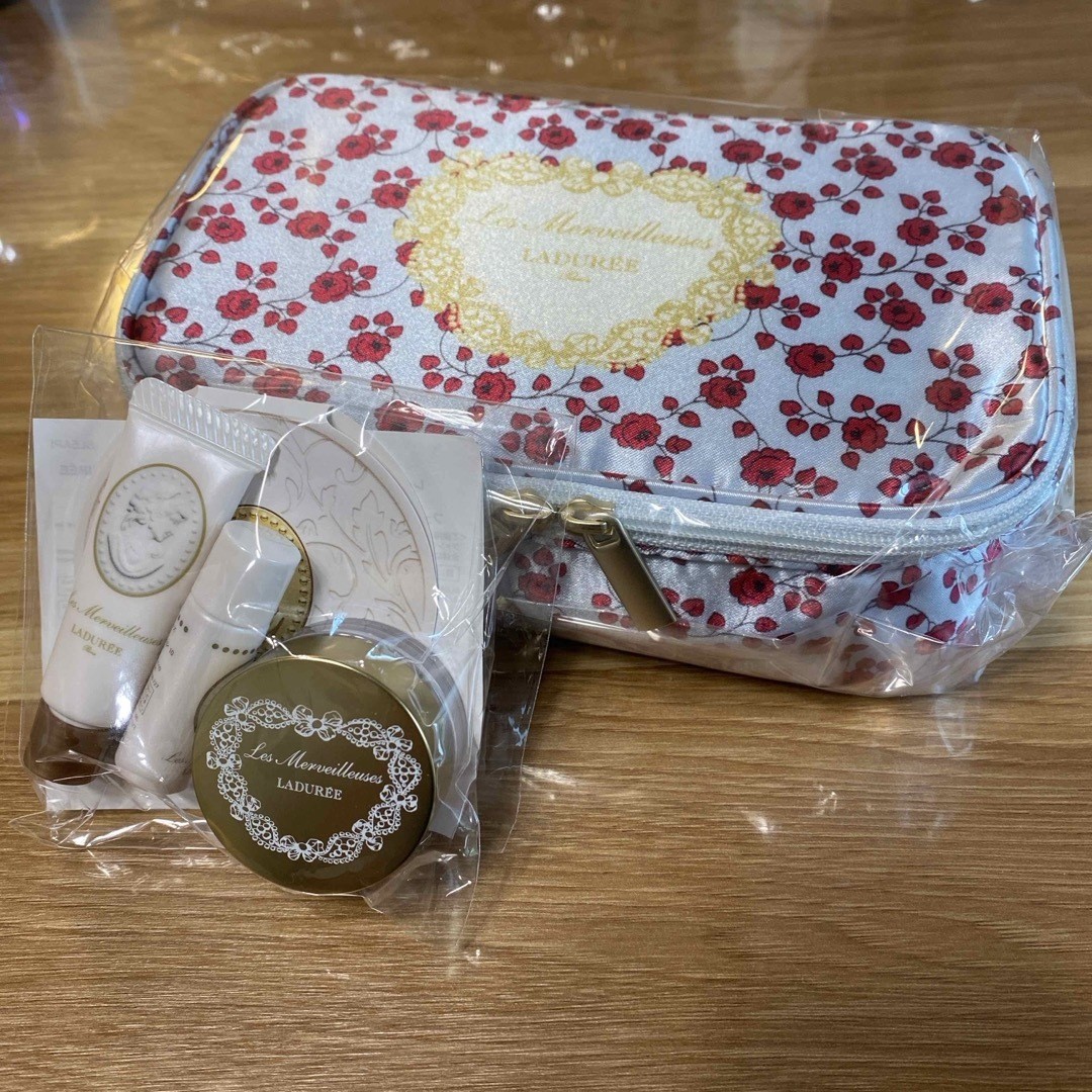 Lemerveilleuse Laduree sample pouch set