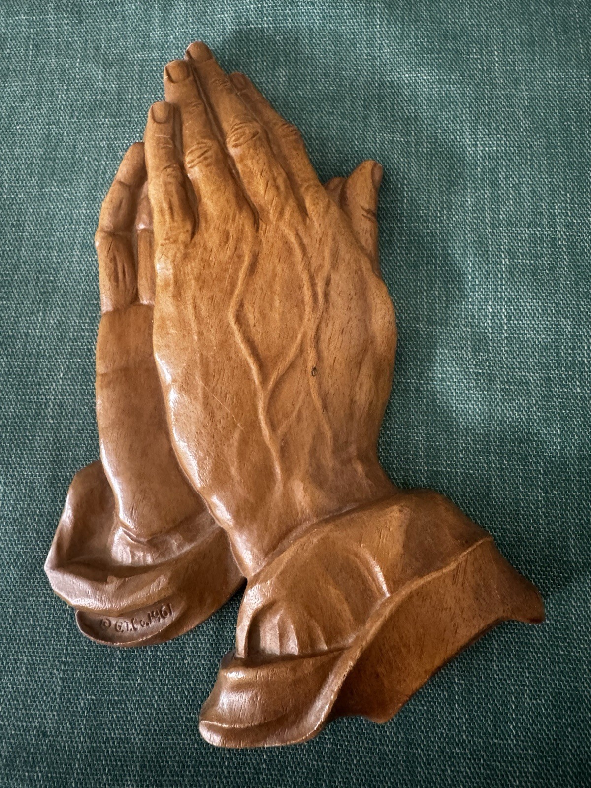 G.T. Co. 1961 Molded Praying Hands Wall Plaque 10