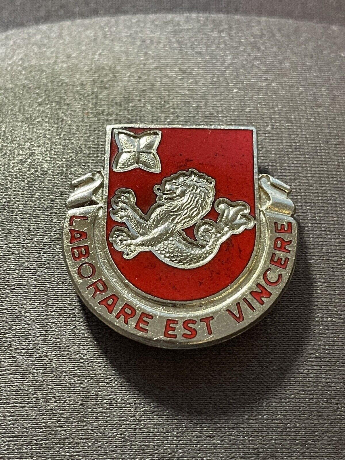 US Army Unit Crest: 76th Engineer Battalion Pin - Motto: LABORARE EST VINCERE