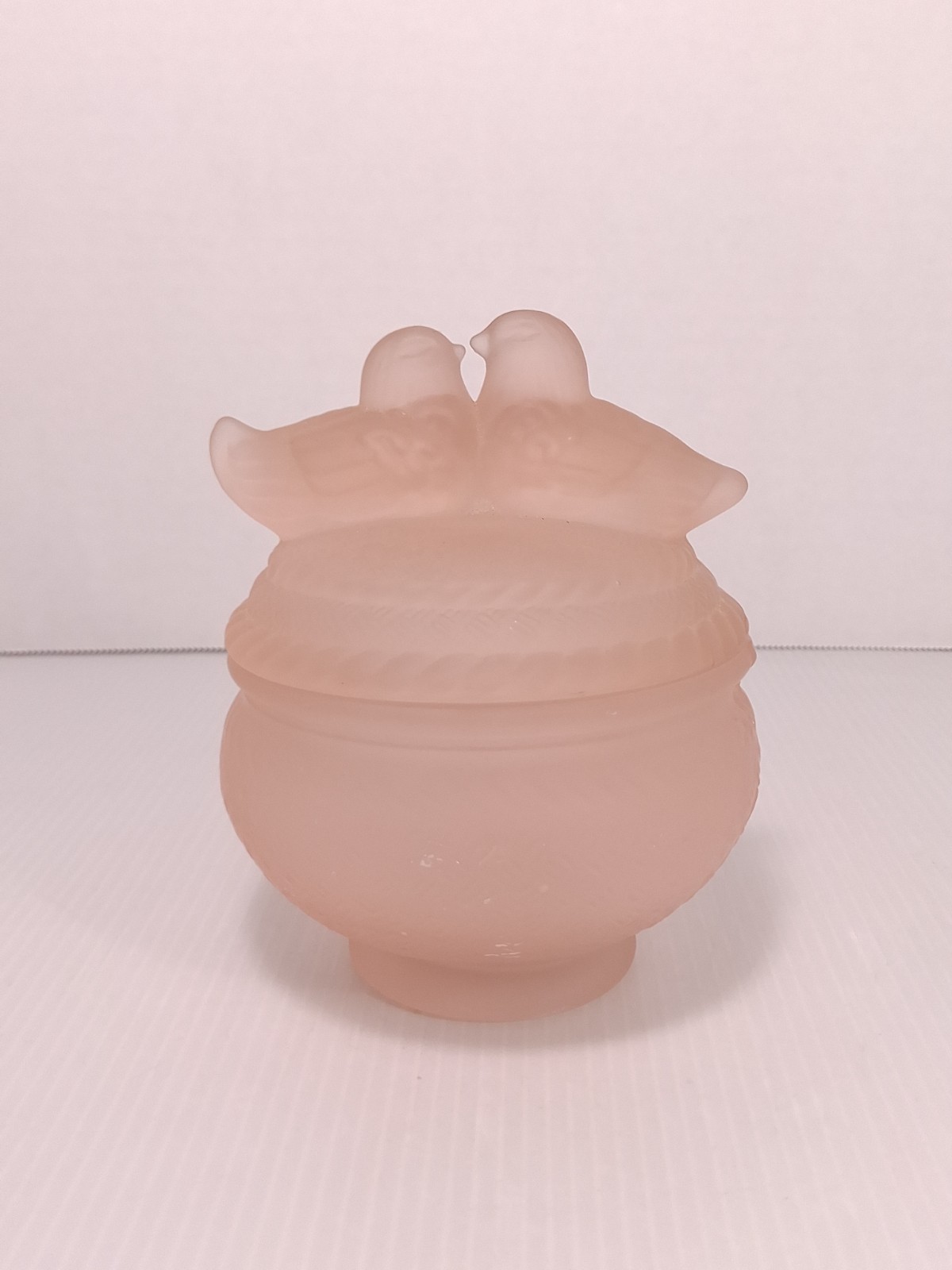 Vintage Westmoreland Pink Satin Glass Kissing Love Doves Dish Covered Dish