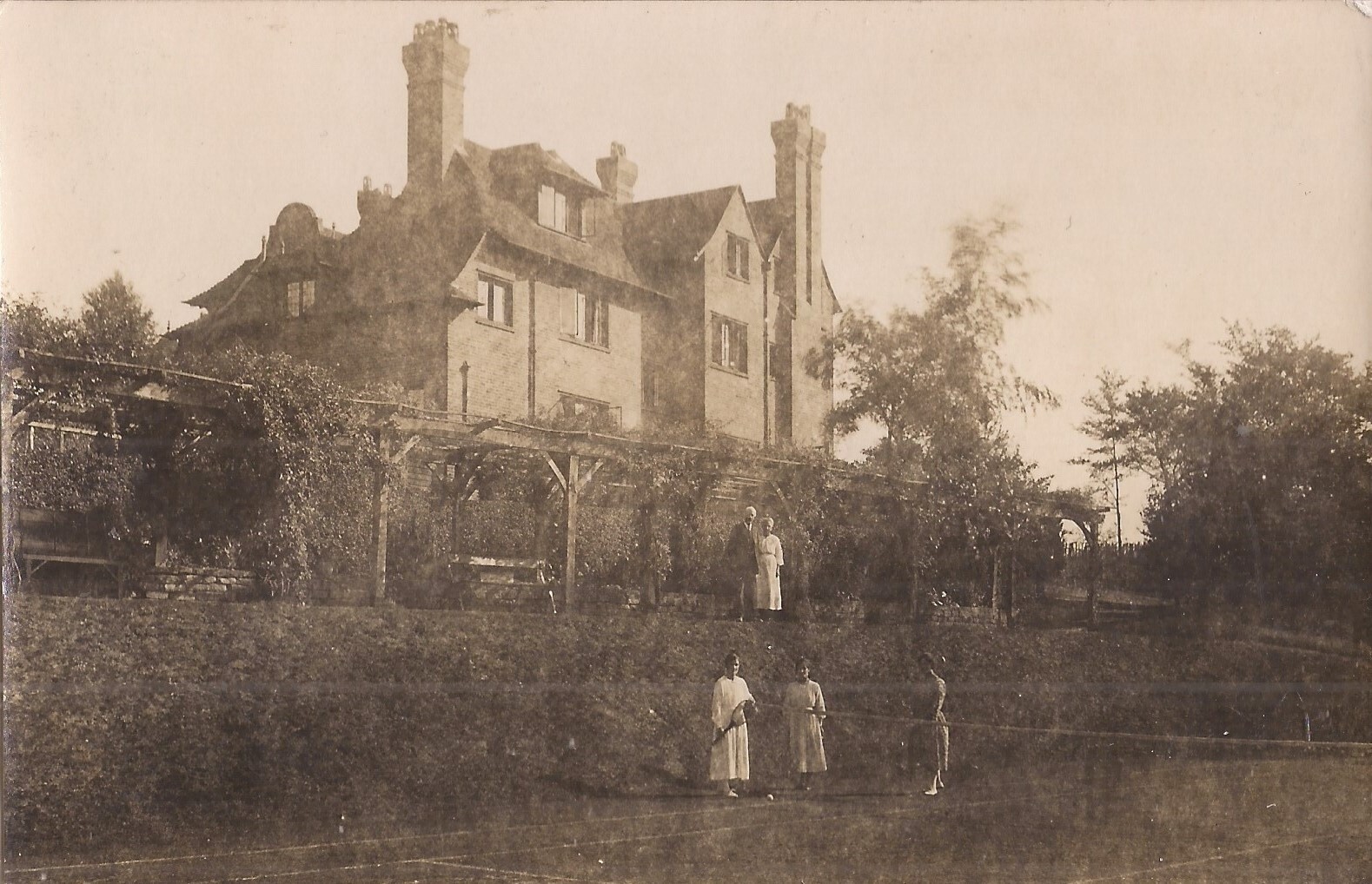 REAL PHOTO - Guilford. ENGLAND - Large House, Long Dresses & Suits REAL PHOTO - Guilford. ENGLAND - Large House, Long Dresses & Suits