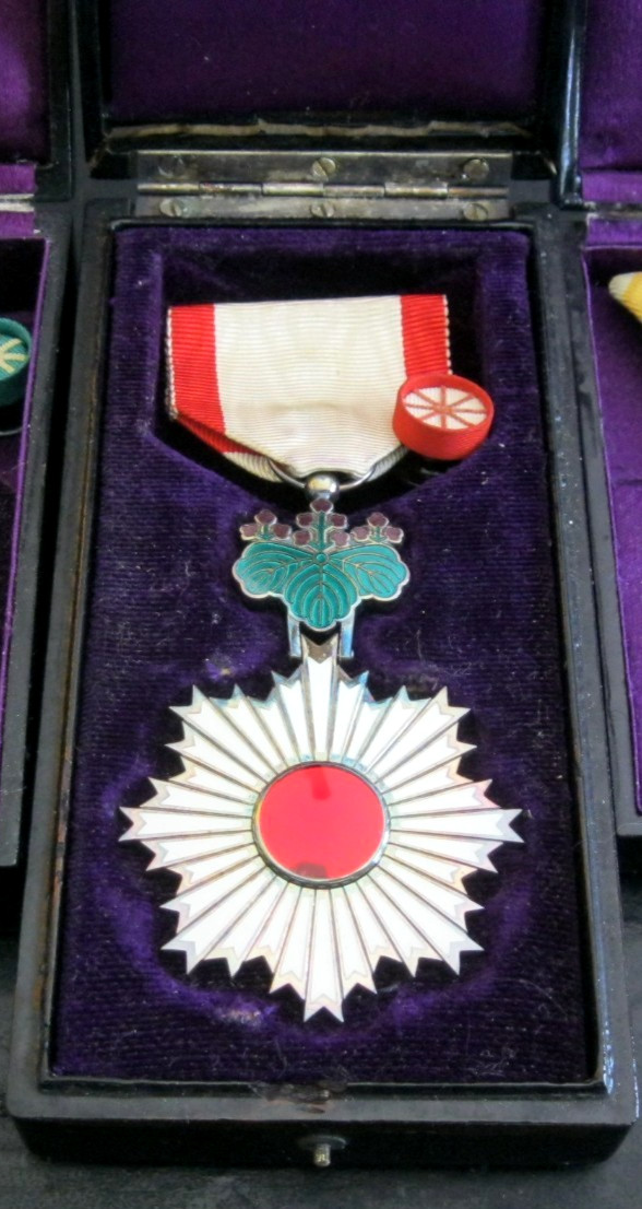 WWII Japanese Medal Rising Sun 5th Class w/Case & Rosette Very Nice Condition