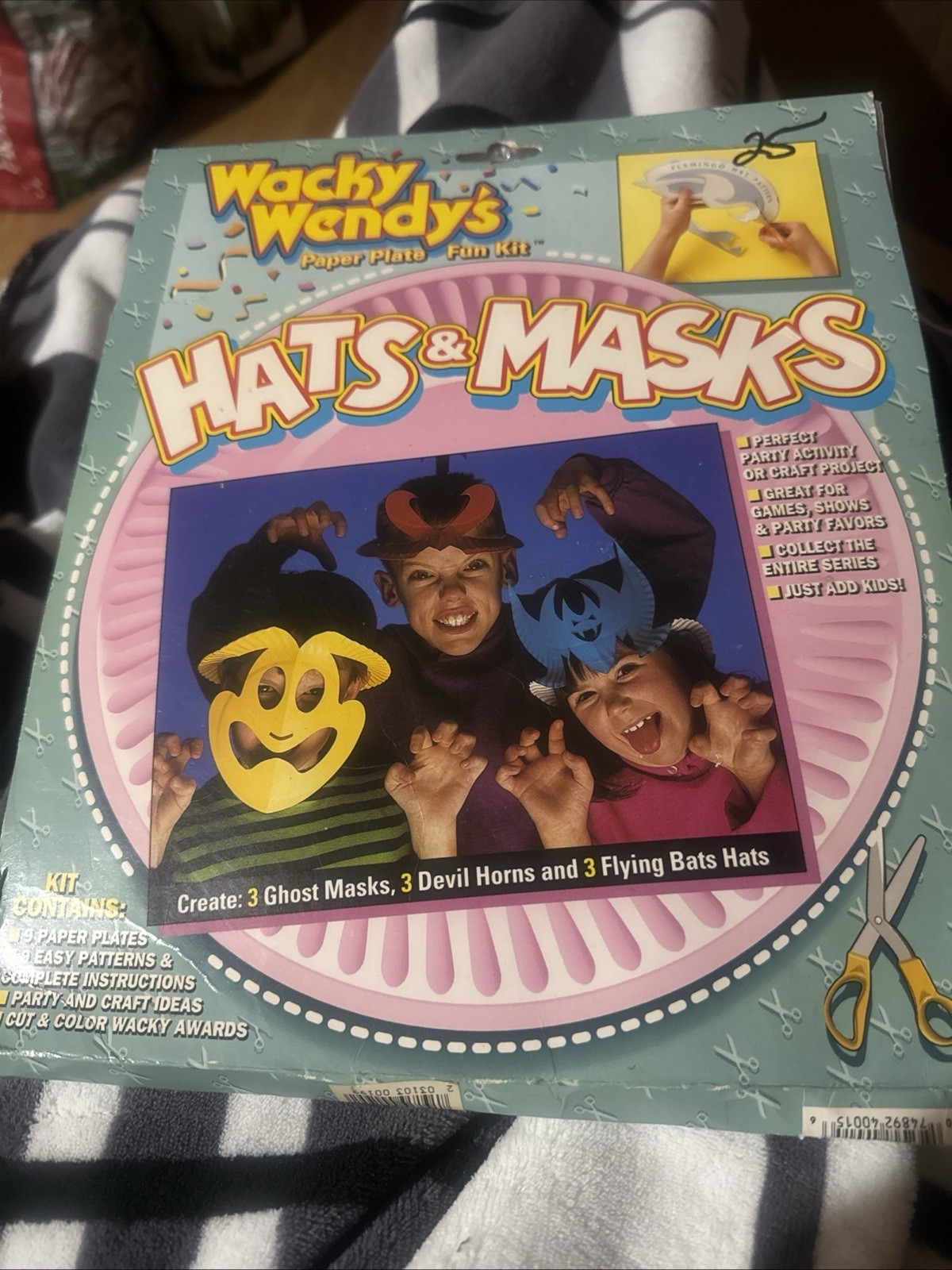 VTG 1991 WACKY WENDY\'s Hats & Masks Halloween Paper Plate NOS  GREAT NOSTALGIA