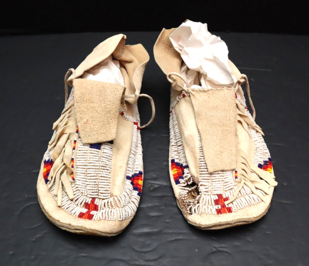 Antique Plains INDIAN BEADED MOCCASINS NATIVE AMERICAN 11.5