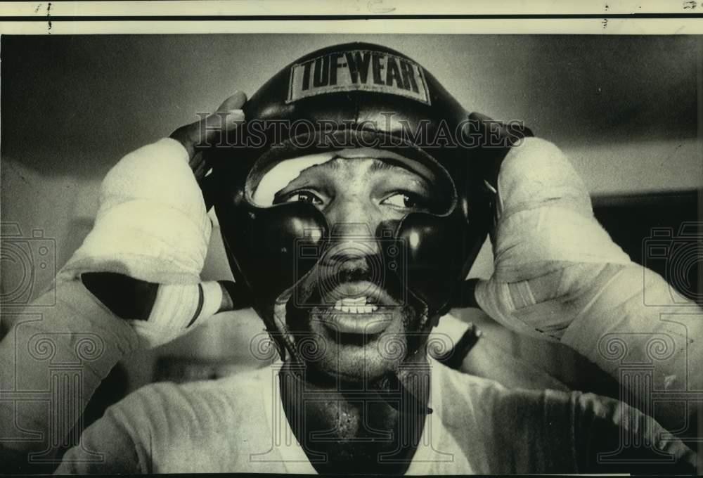 1971 Press Photo Light heavyweight boxing champion Bob Foster in training
