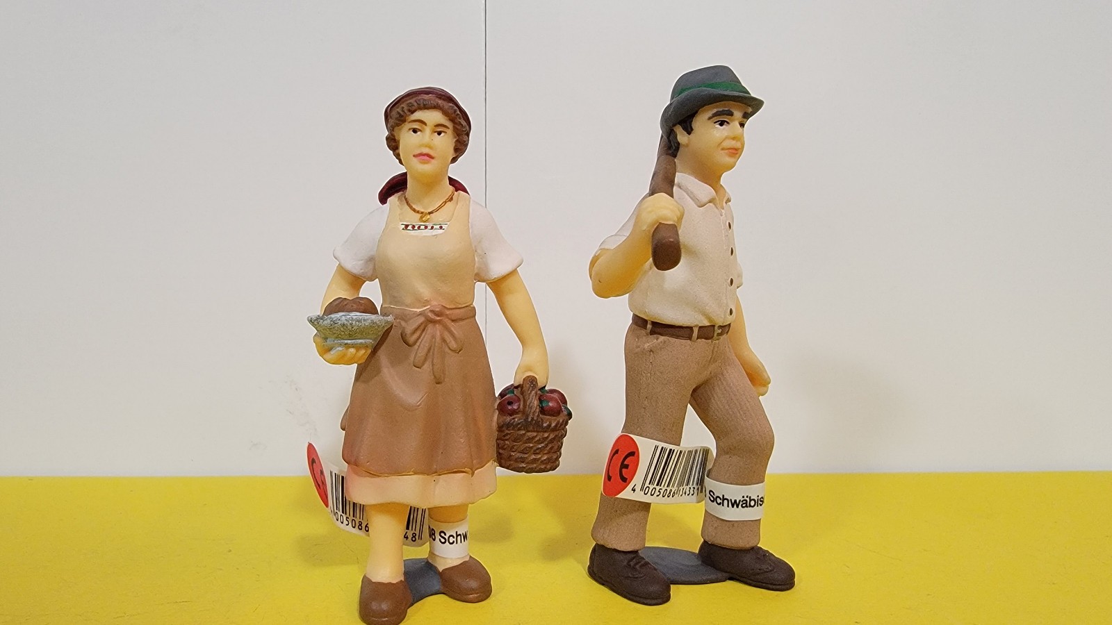 Schleich FARMER w AXE Wife w EGGs 13433 13434 Farm People Figure w TAG Very RARE