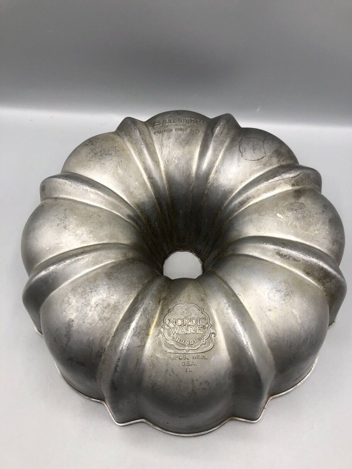 Vintage Original Bundt Cake Pan Heavy Cast Aluminum Nordic Ware USA