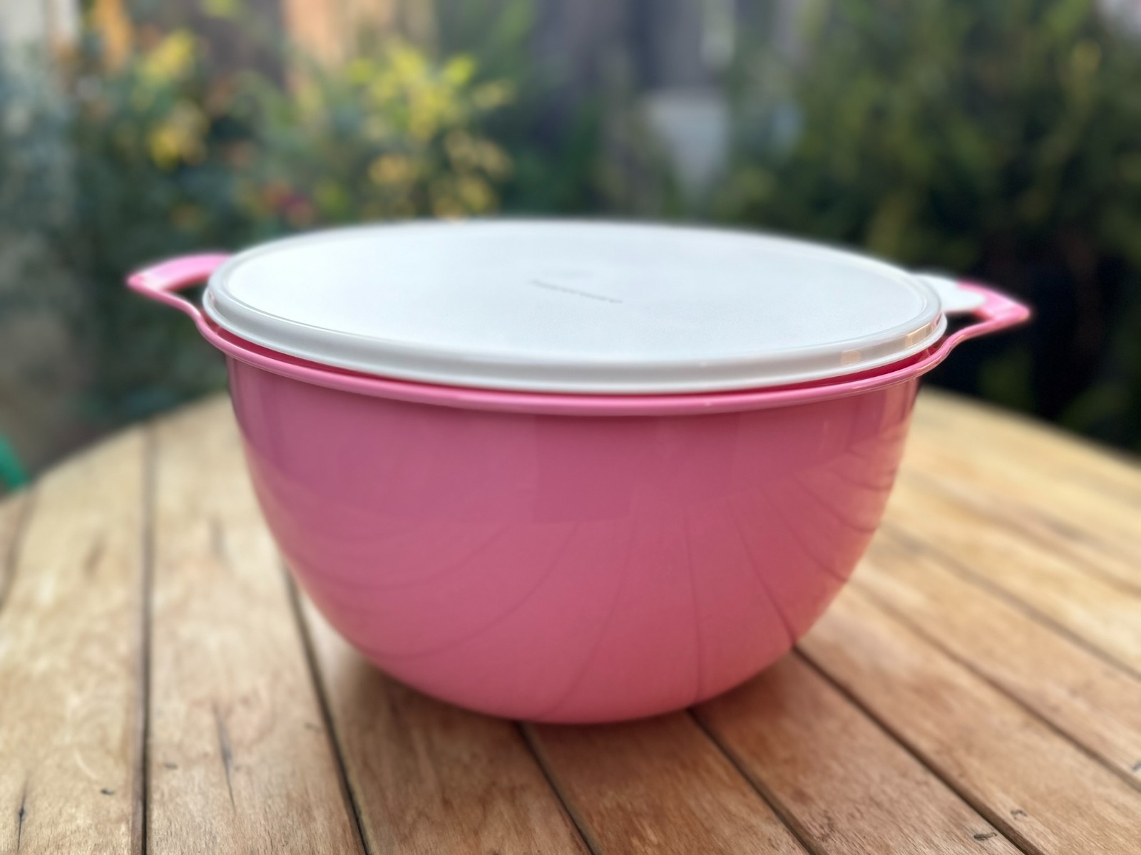 Tupperware Thatsa Bowl Large  42 Cup / 10 liters pink white Color seal New