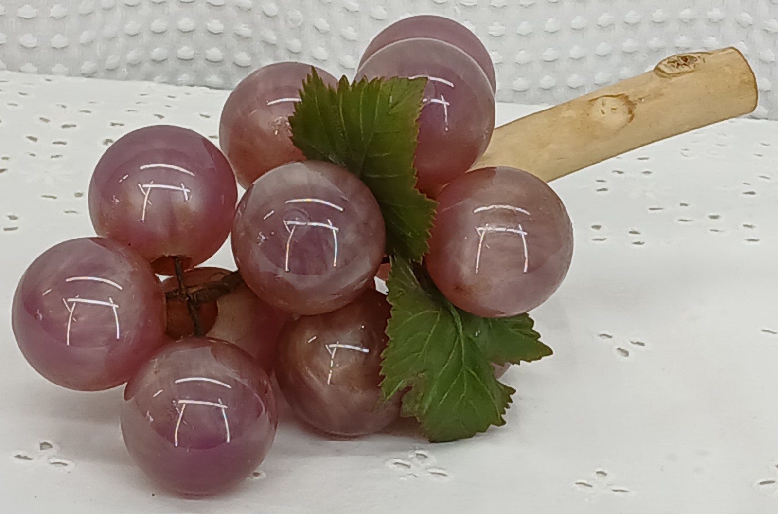 VTG MID-CENTURY LUCITE ACRYLIC GRAPE CLUSTER ON DRIFTWOOD PURPLE MCM 