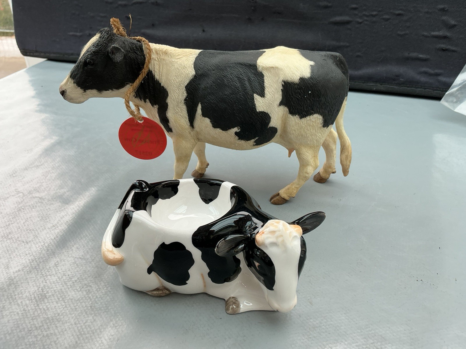 COUNTRY ARTISTS   COUNTRY LEGACY 02517   FRIESIAN COW  & EGG CUP  BOXED 