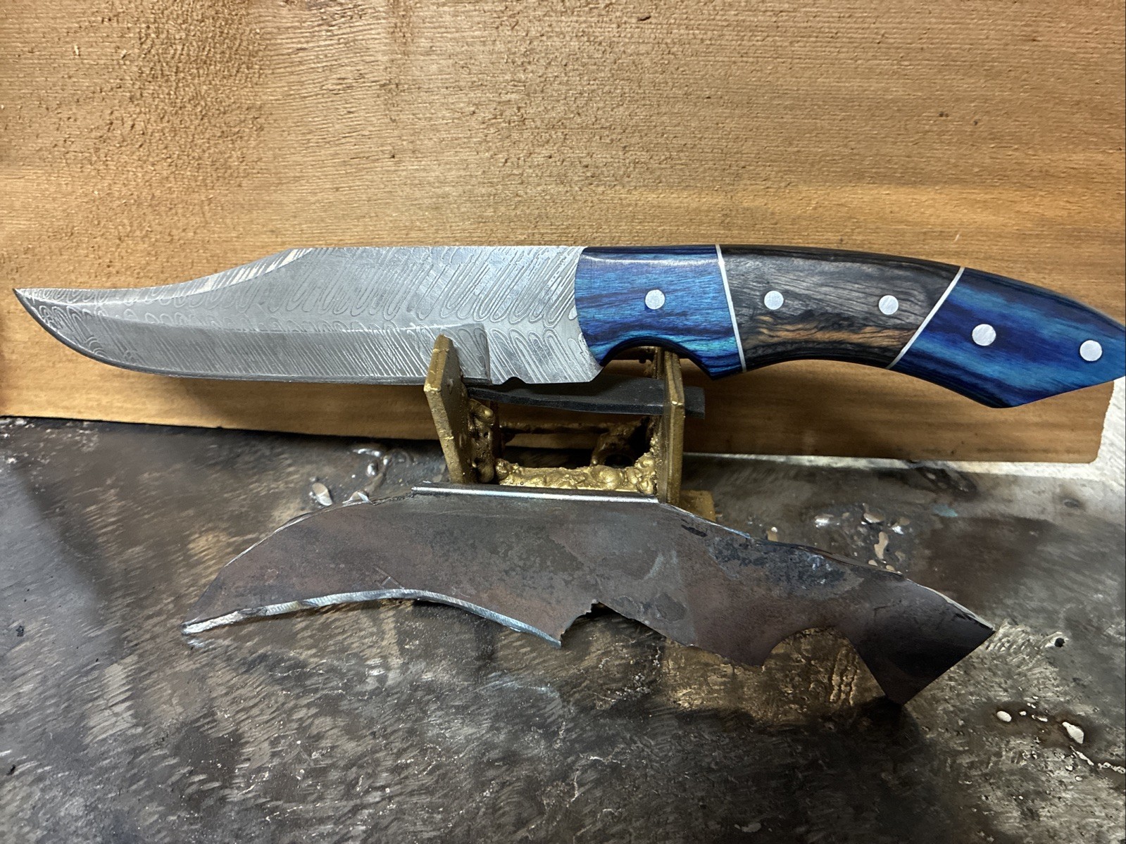 Custom Hand Forged Etched Damascus Steel   Hunting Bowie Knife , W/Sheath