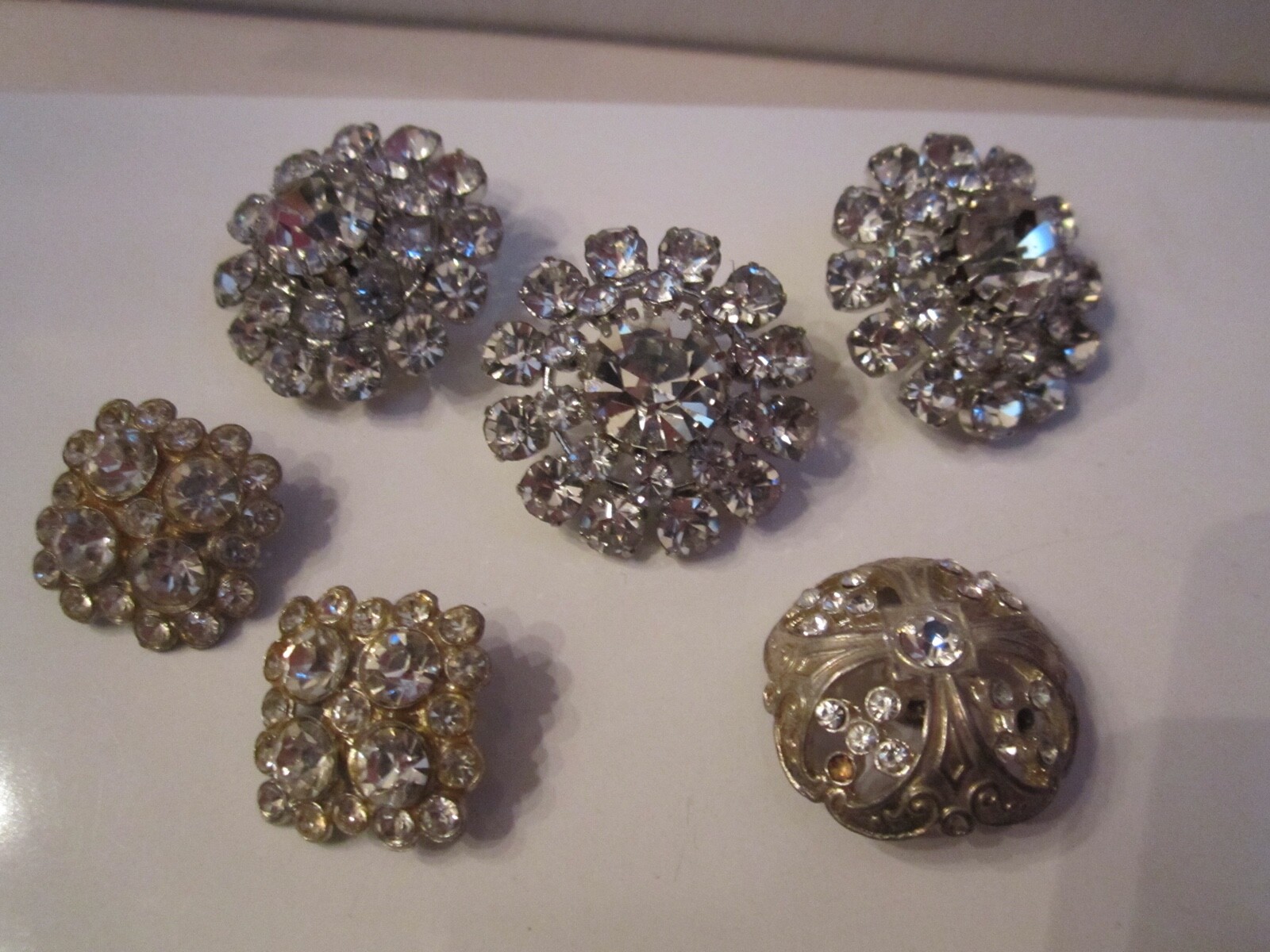 VINTAGE LOT OF 6 CRYSTAL BUTTONS - METAL - 3 MATCHING LARGE CRYSTALS - OFC-9
