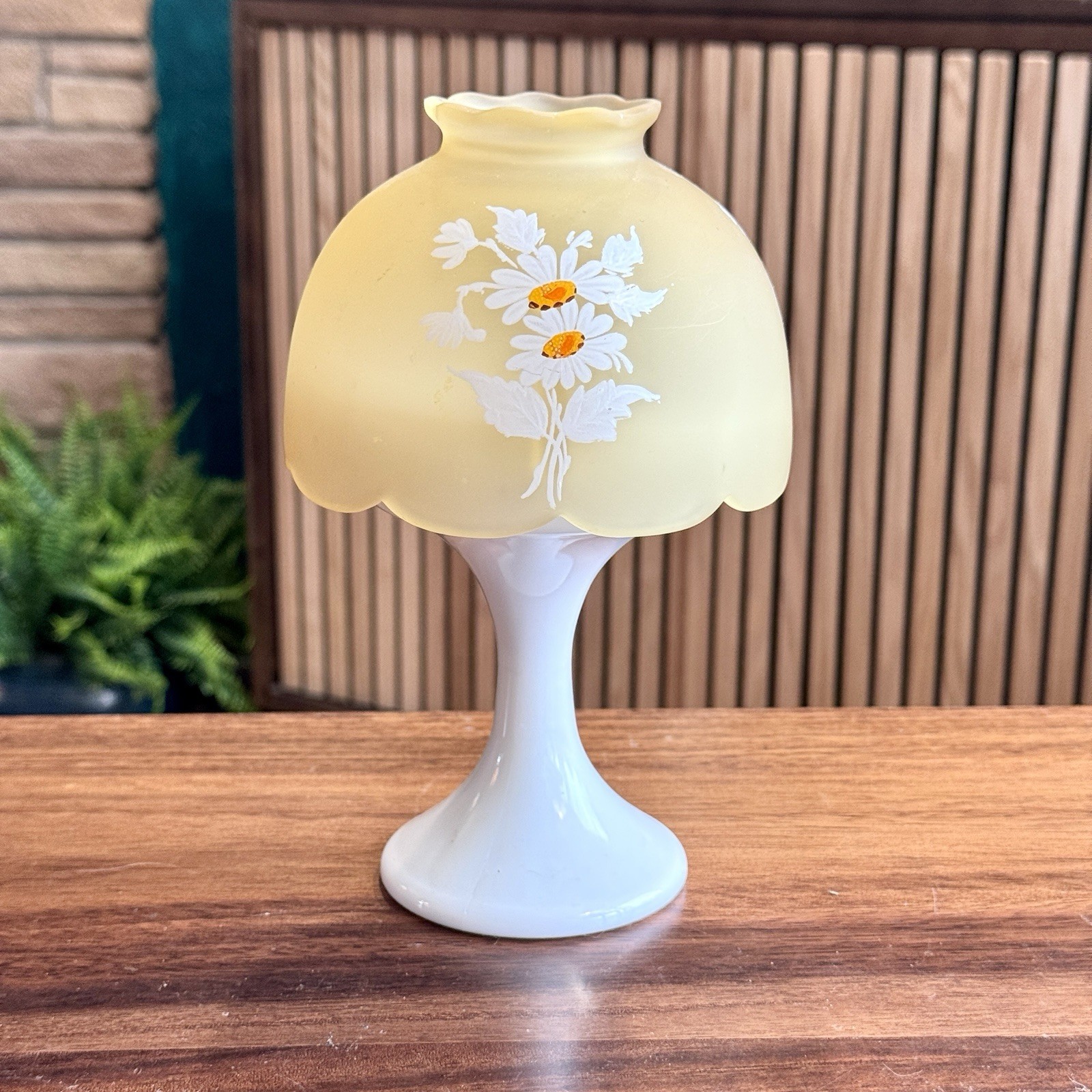 Vintage Westmoreland Fairy Light Lamp Yellow Satin Hand Painted Daisies 7.75\