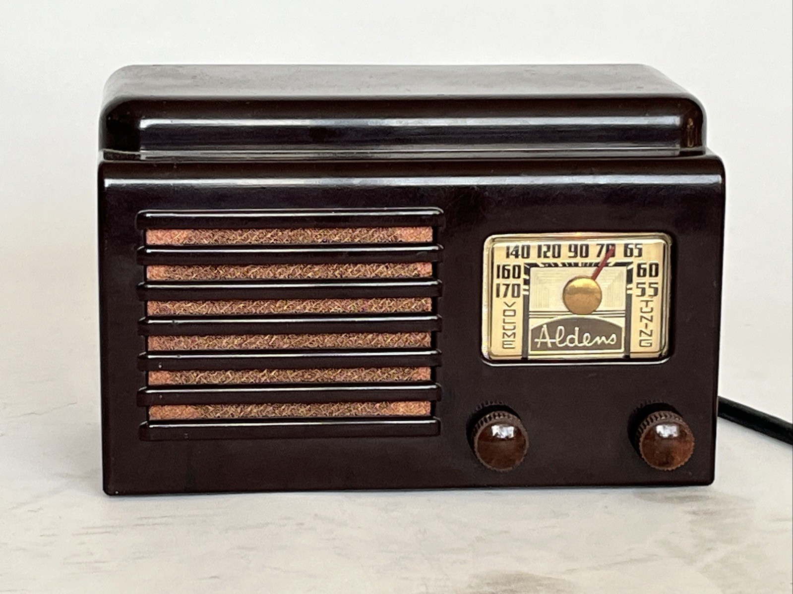 VINTAGE 1940s OLD ALDENS ART DECO OLD ANTIQUE BAKELITE RADIO STILL WORKING COND. VINTAGE 1940s OLD ALDENS ART DECO OLD ANTIQUE BAKELITE RADIO STILL WORKING COND.