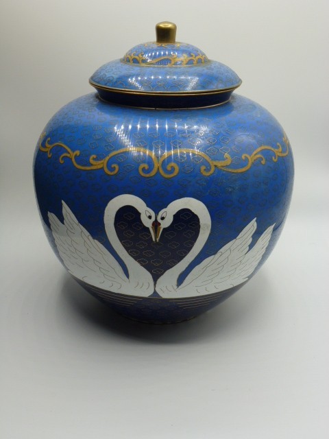 PRISTINE RARE GORGEOUS LARGE KISSING SWANS CHINESE CLOISONNE VASE 12\