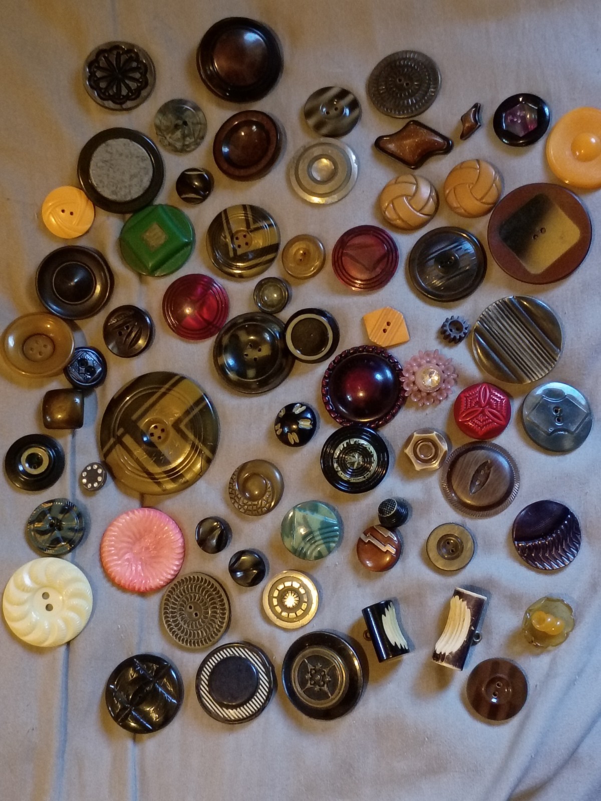 65 Pretty Vintage Tight Top And Solid Celluloid Buttons.