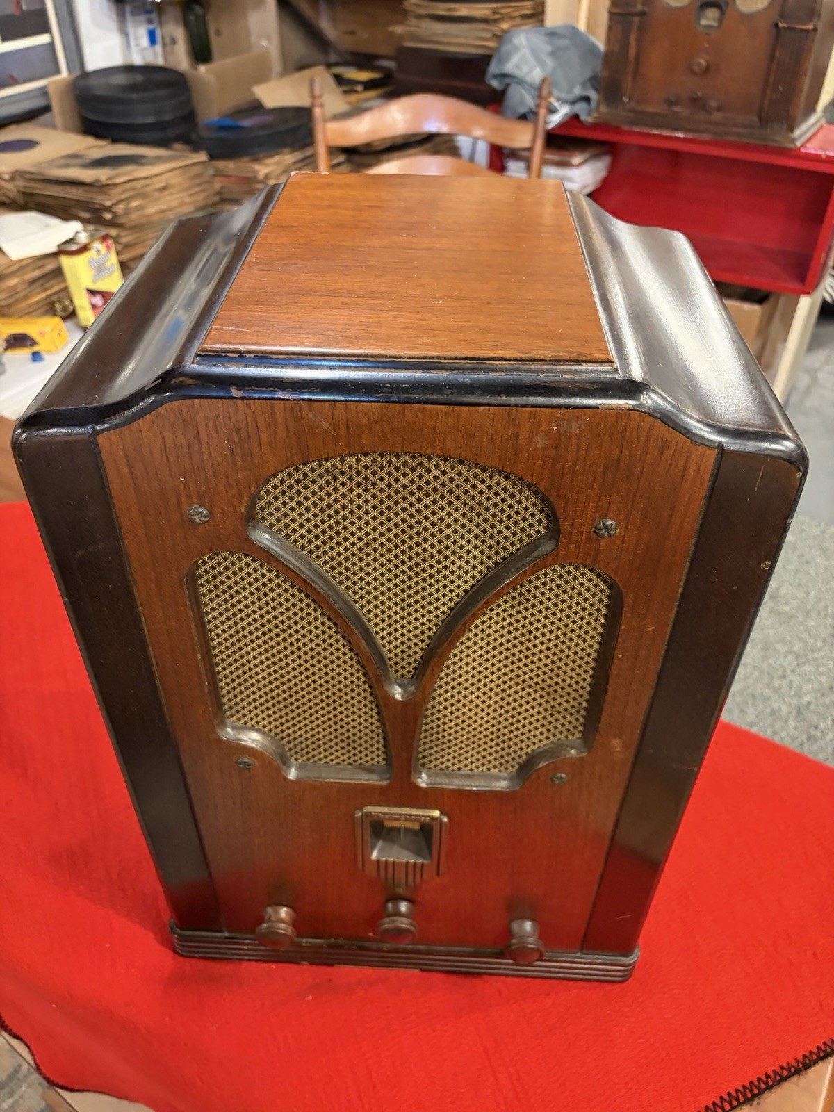 WESTINGHOUSE MODEL WR10  TOMBSTONE  TUBE RADIO,  BEAUTIFUL CABINET and CHASSIS
