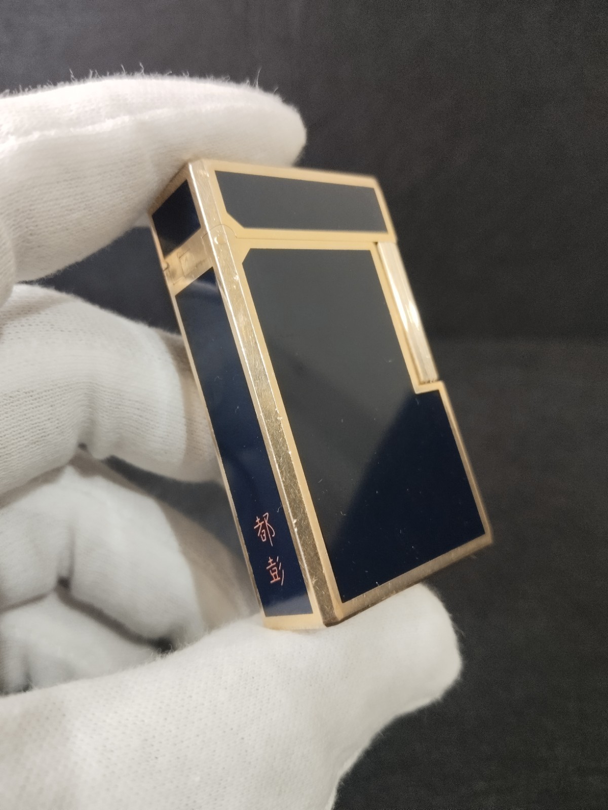 Elegant ST Dupont gas lighter from the Ligne 1 Laque de Chine series.