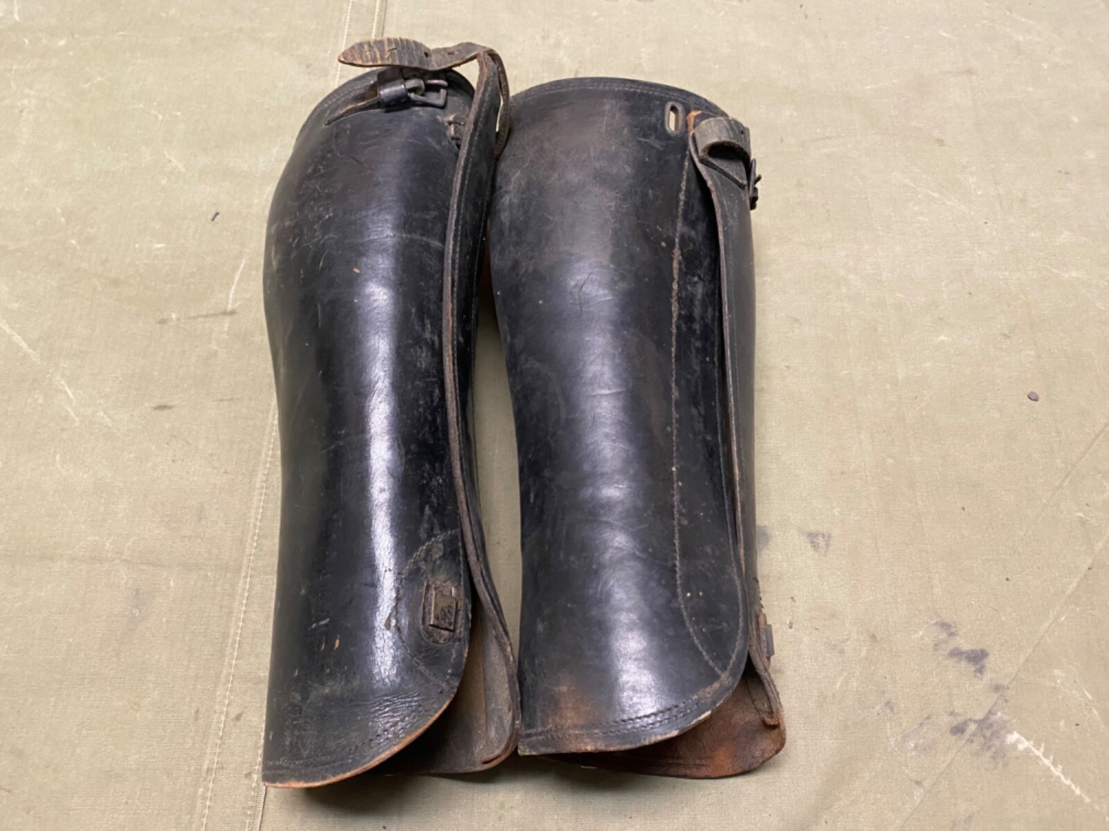 ORIGINAL WWI US ARMY OFFICER NCO M1917 LEATHER FIELD LEGGINGS- MEDIUM CALF 15 IN