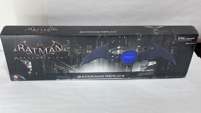 Batarang Replica Prop 1:1 Batman Arkham Knight DC Comics Neca 2015 New Sealed Batarang Replica Prop 1:1 Batman Arkham Knight DC Comics Neca 2015 New Sealed