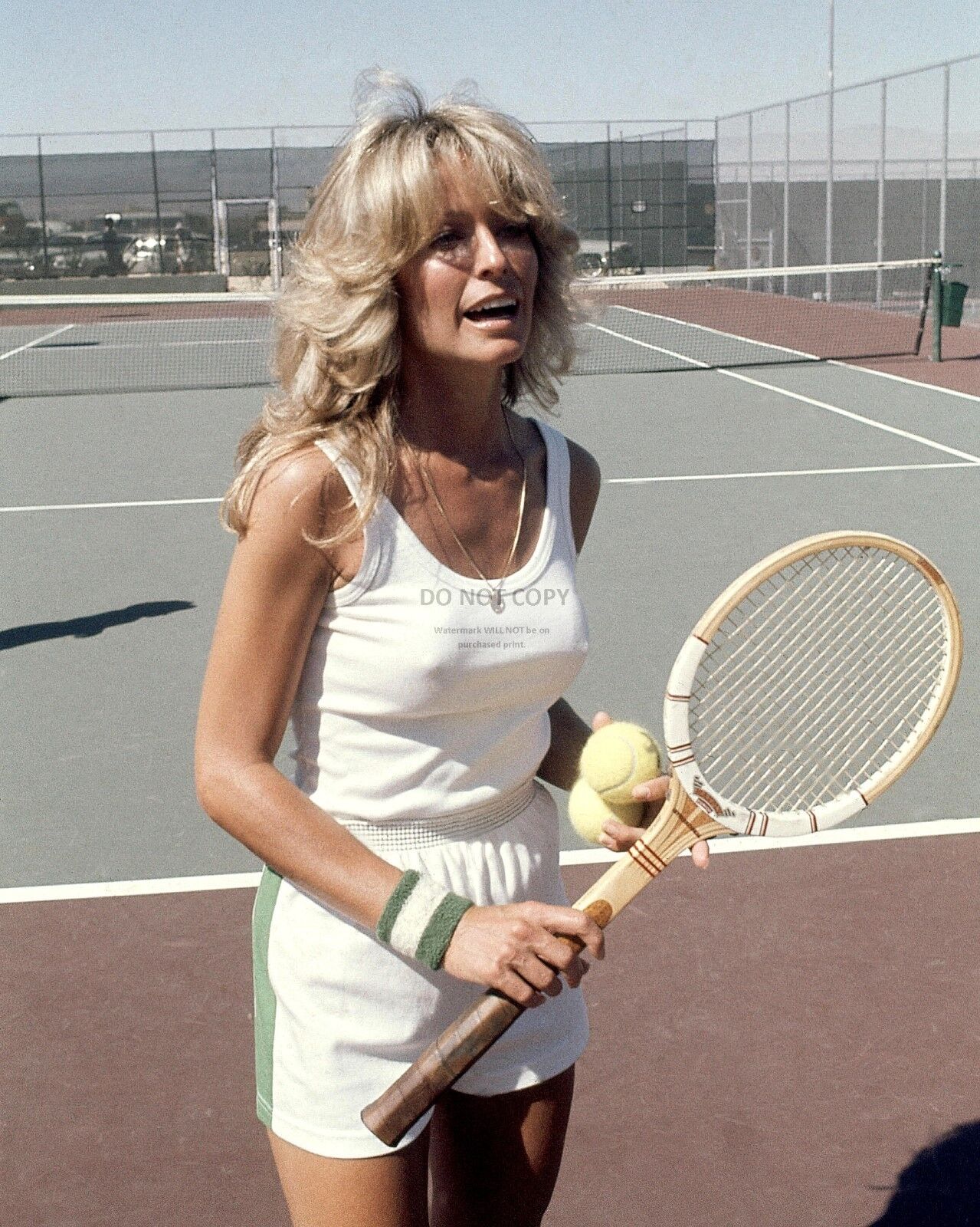 FARRAH FAWCETT ON THE TENNIS COURT - 8X10 PHOTO (AZ061)