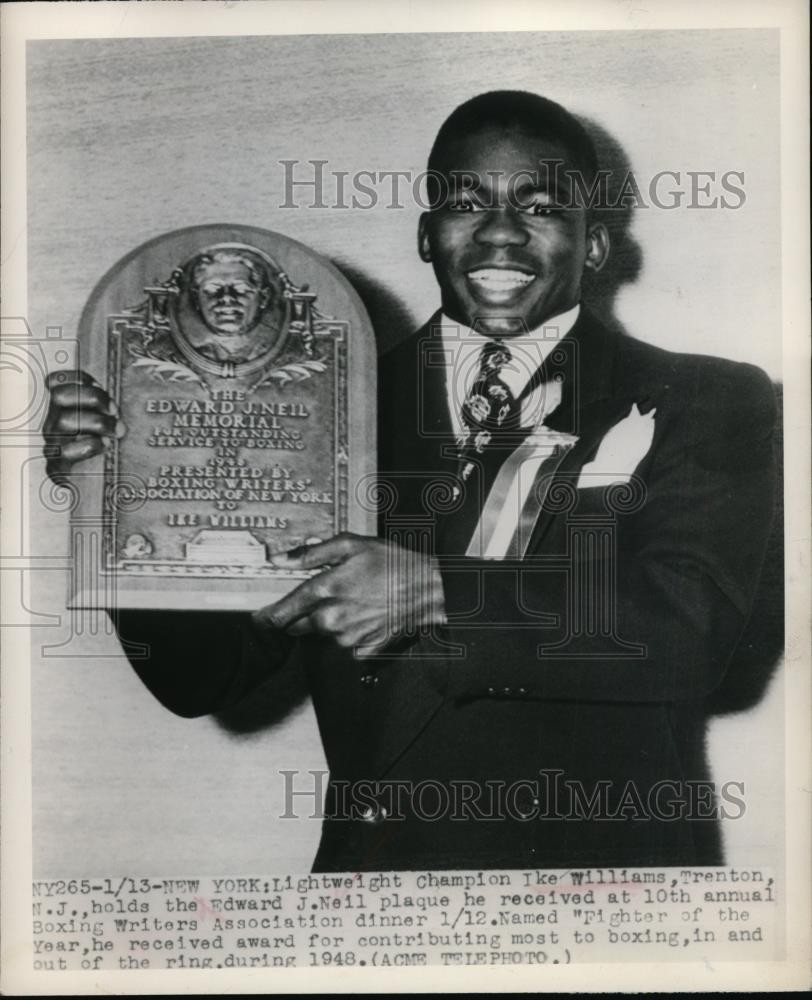 1949 Press Photo Lightweight champ Ike Williams & Edward J Neil plaque in NY