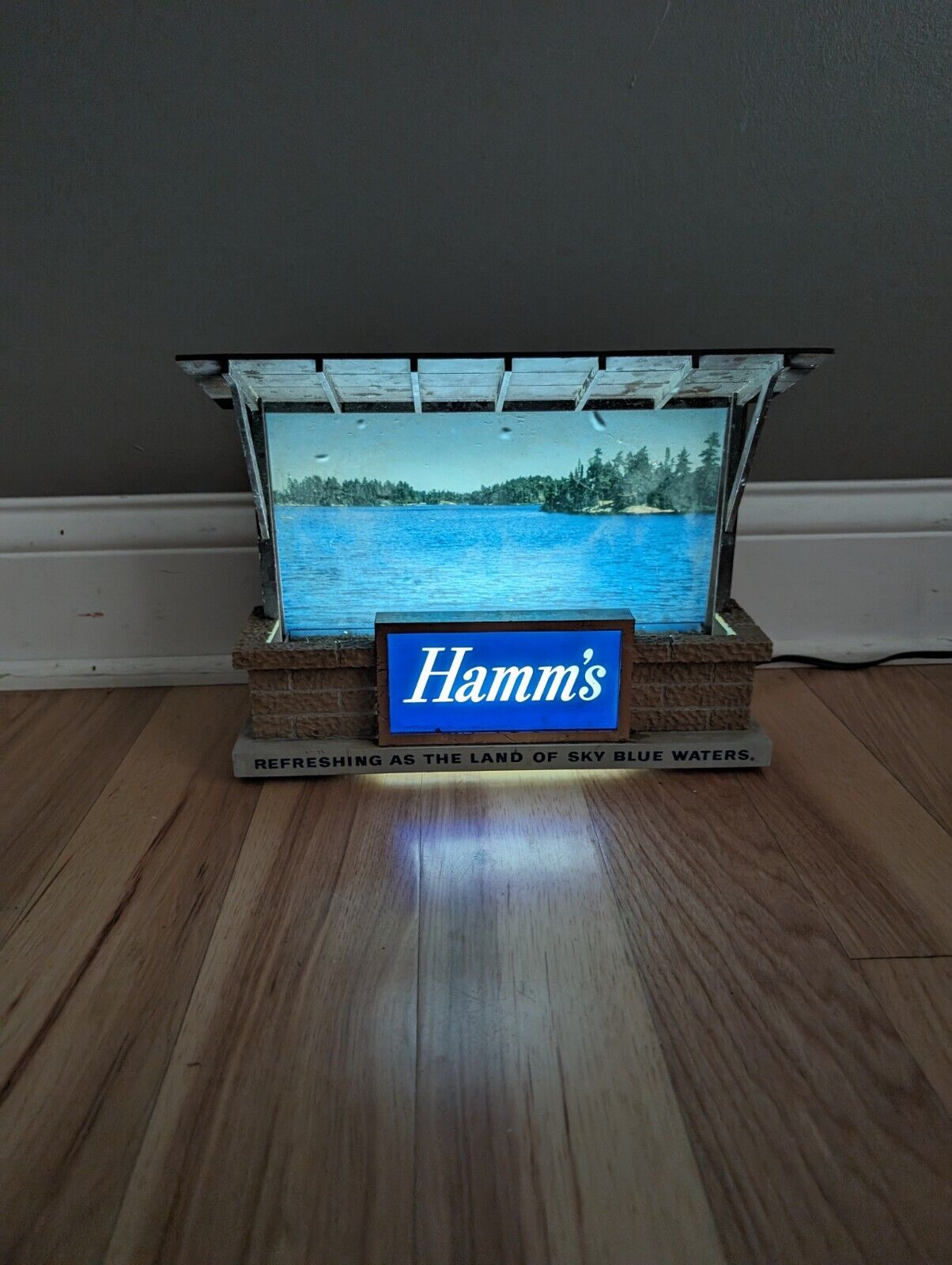 Vintage Hamm\'s Beer Lighted Sign Lake Water Cabin 