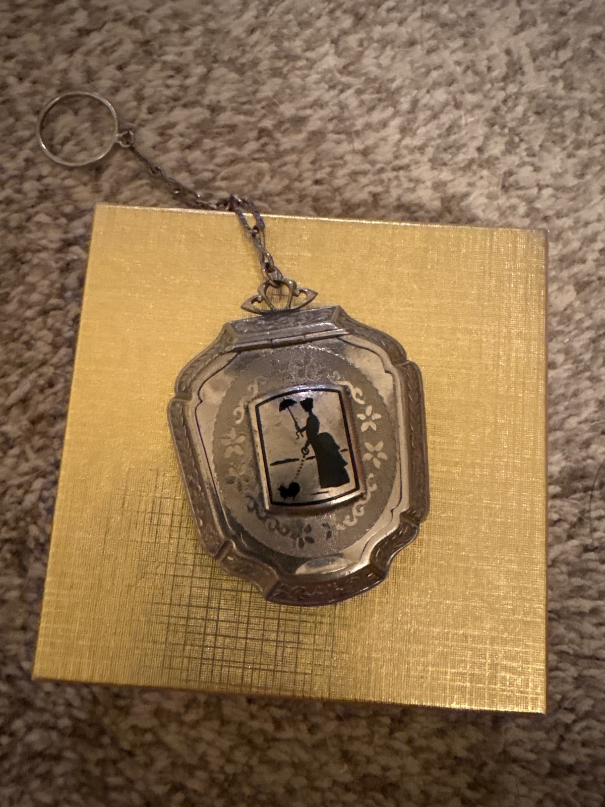 Exquisite Antique Make-up Compact with chain Exquisite Antique Make-up Compact with chain