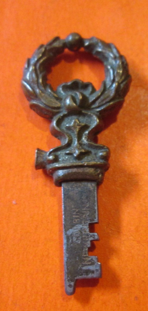 VINTAGE FLAT CORBIN BC 18 PHONOGRAPH WREATH SKELETON KEY ANTIQUE 1 3/4\'\' RARE VINTAGE FLAT CORBIN BC 18 PHONOGRAPH WREATH SKELETON KEY ANTIQUE 1 3/4\'\' RARE