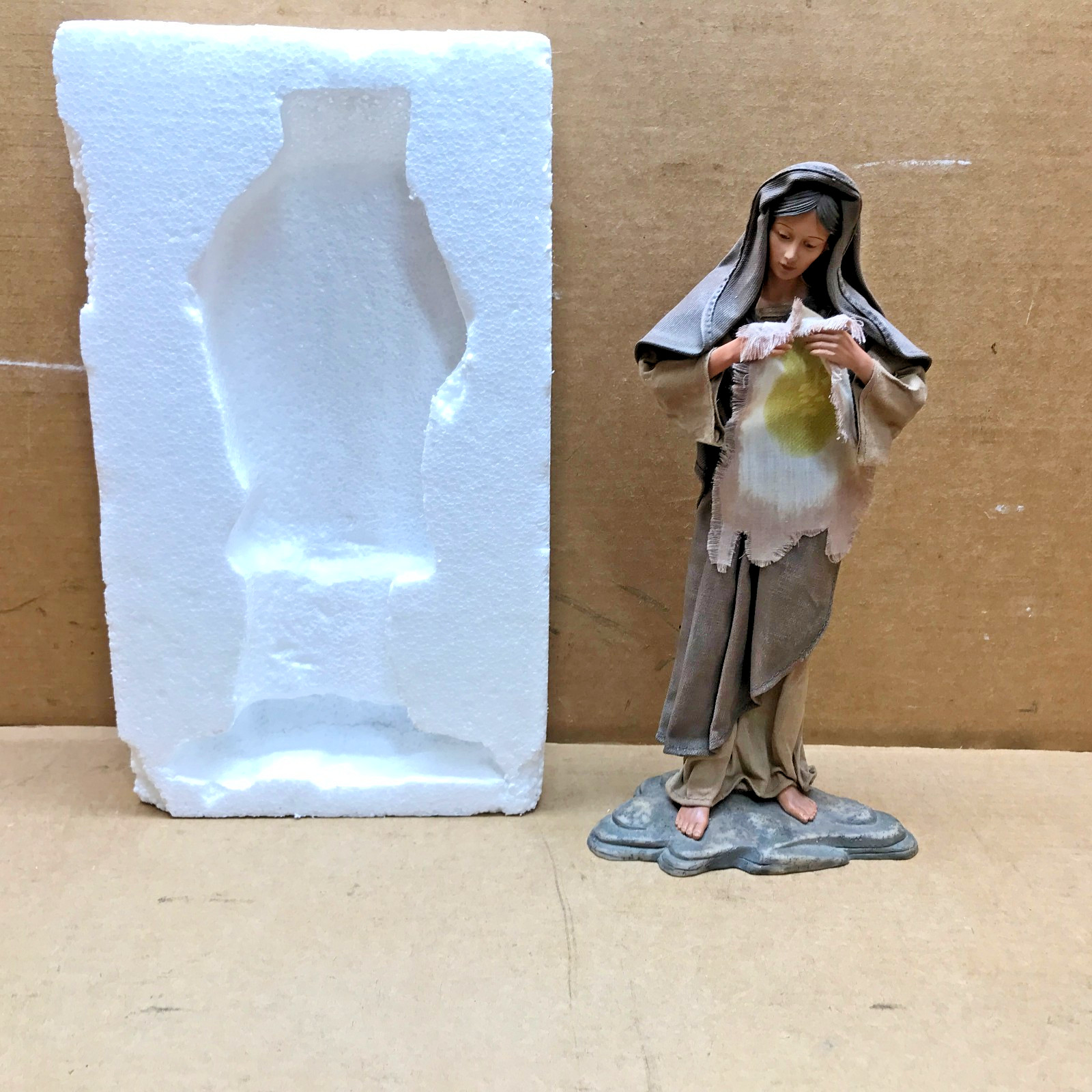 Veronica Wipes the Face of Jesus The Power of the Passion Figurine Ashton Drake