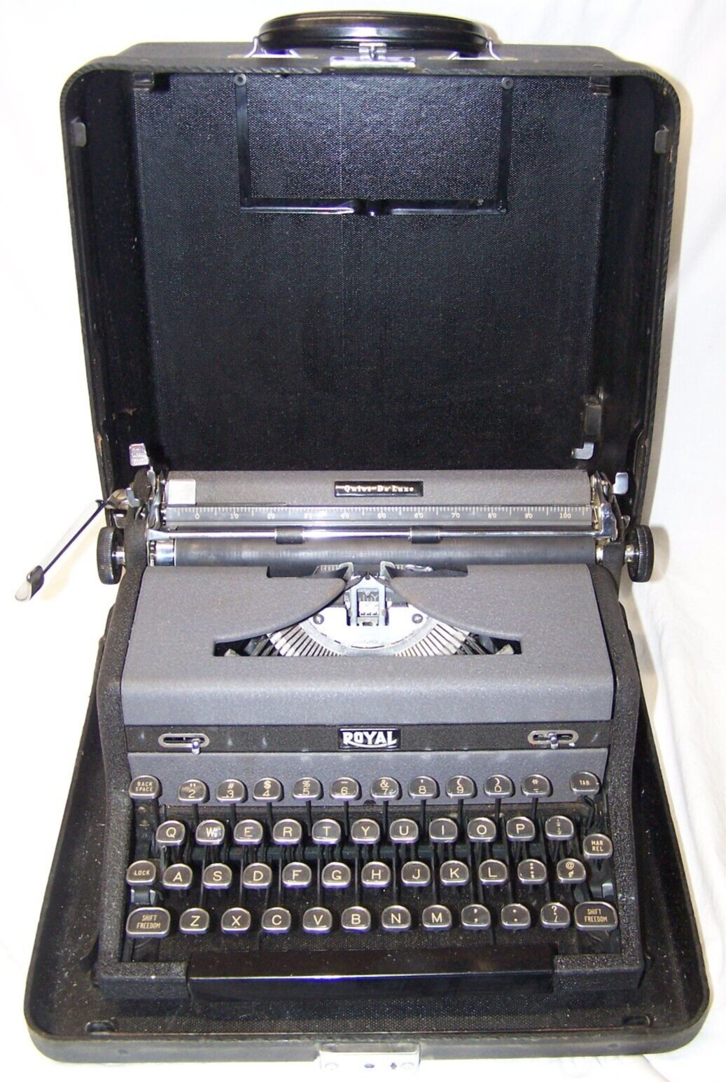 Vtg  Royal Quiet De Luxe Typewriter Manual Portable Black Keys + Case 1940s EXUC